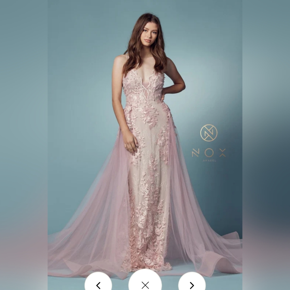 Lace Aplique Deep V Neck Trumpet Gown, size 6, Prom dress